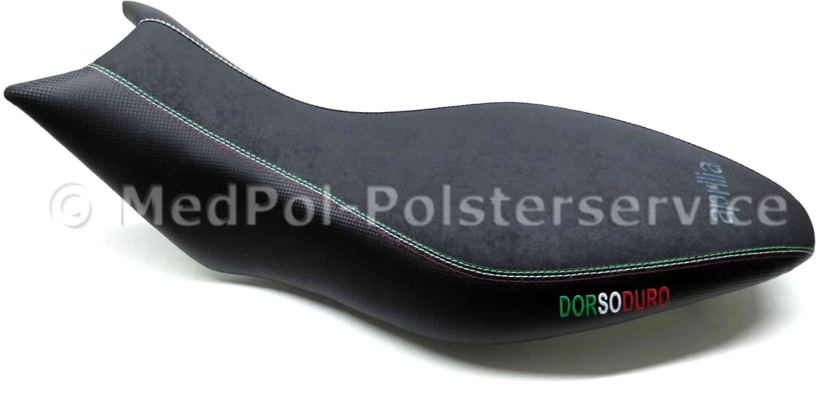 Dorsoduro Sitzbank gemäß Kundenwunsch komplett Neubezug mit Komfortpolsterung/G.- Aktivmatte, 1cm Aufpolsterung. Materialmix: Nubuck und Carbon. 3-fach-Ziernaht und Stick in Grün/Weiß/Rot