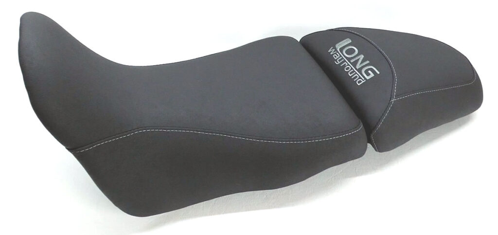 AFRICA TWIN Kompletter Neubezug in Nubuck mit körperspezifischer Komfortpolsterung ⇒ Geleinlage zzgl. Aufpolsterung des Fahrersitzes um 5cm. Ziernaht und Stick in Anthrazit