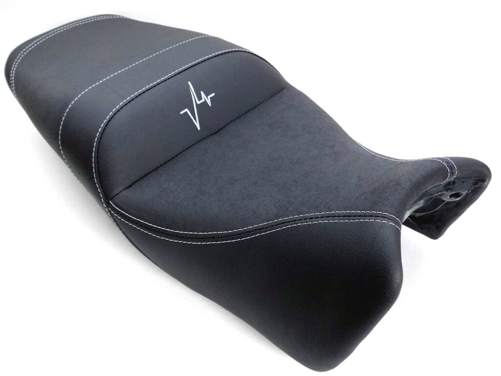 VFR Crosstourer Sitzbank gemäß Kundenwunsch komplett Neubezug mit körperspezifischer Komfortpolsterung ⇒ Geleinlage, Fahrerbereich 2cm abgepolstert. Lederarten: Nubuck und Matt. Doppelte Ziernaht und Stick in Silber
