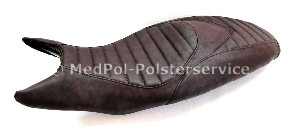F 800 R Sitzbank mit einer körperspezifischen Komfortpolsterung inkl. einer Gel-Aktivmatte neugepolstert. Quersteppung und mit gleichfarbiger Ziernaht. Material des Neubezugs ist Harrison-Mocca