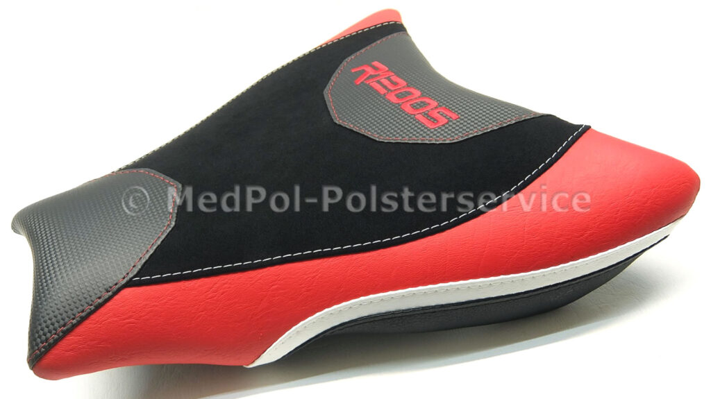 R 1200 S Fahrersitz komplett Neubezug mit Alcantara-S, Power-Rot Weiß, Matt und Carbon. An den Körper angepasste Komfortpolsterung/Gel-Aktivmatte, Ziernaht wechselseitig in Rot/Weiß/Schwarz.