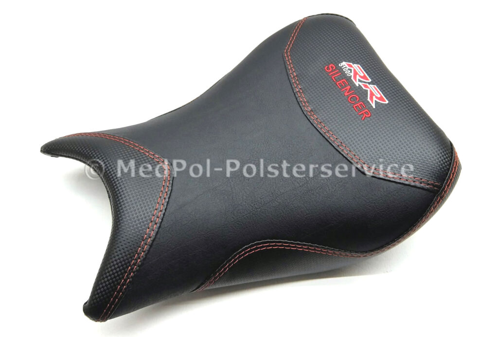 S 1000 RR Fahrersitz komplett Neubezug in Matt und Carbon, doppelter Ziernaht Rot, Stick Rot-Weiß - mit einer körperspezifischen Komfortpolsterung/Gel-Aktivmatte