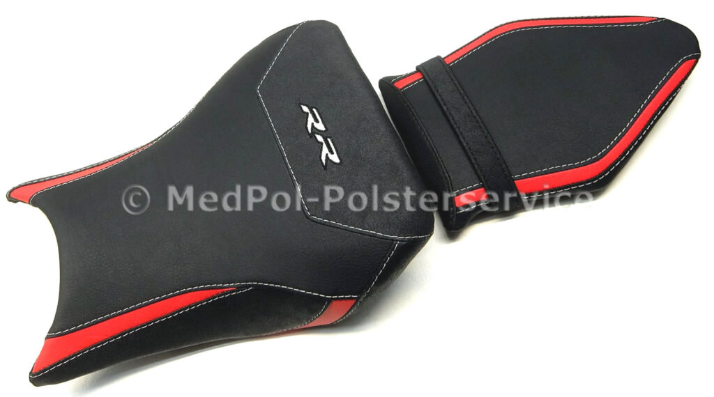 S 1000 RR Fahrer- & Soziussitz: Komplett Neubezug in Nubuck/Matt/Power-Rot, Ziernaht Weiß, Stickerei Weiß - mit Komfortpolsterung/Gel-Aktivmatte + Gurtanfertigung