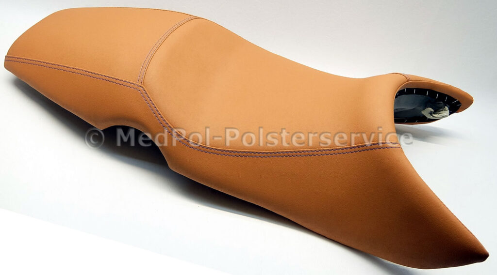 F 650 CS Scarver Kompletter Neubezug in Nubuck Ora1, doppelte Ziernaht in Blau - mit einer körperspezifischen Komfortpolsterung/Gel-Aktivmatte, Sitzbogen um 4cm nach hinten verlagert, zusätzliche Aufpolsterung im Fahrerbereich um 2cm.