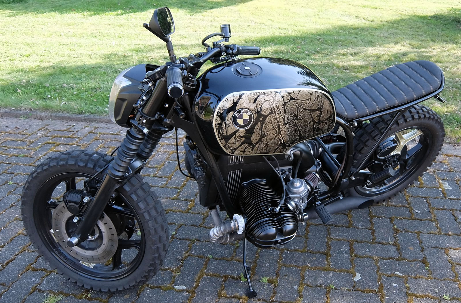 R 100 RT und R 100 R Gelieferte Grundplatten für einen kompletten Polsteraufbau. Nubuck, einmal mit Quersteppung und doppelter Ziernaht in Gold und einmal mit doppelter Quersteppung in Beige und Stickerei in Schwarz.