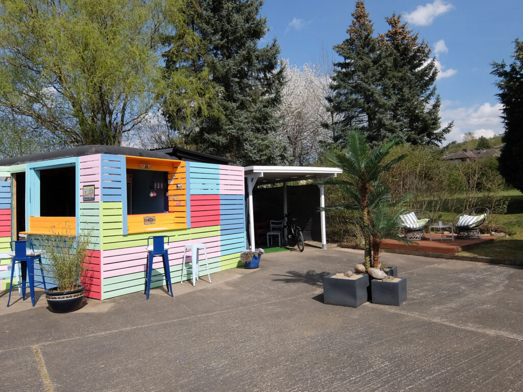 Snackbar, E-Bike Parkplatz und Sitzecke