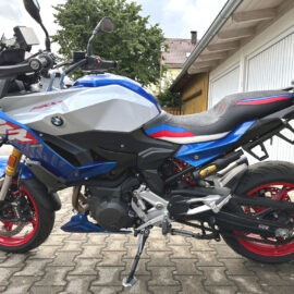 Kundenfoto BMW F900XR mit der neuen Bikepolster Sitzbank