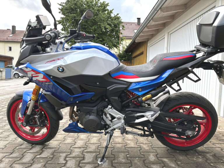 Kundenfoto BMW F900XR mit der neuen Bikepolster Sitzbank