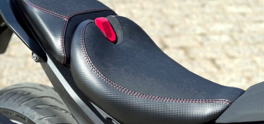 Kundenbild seiner neugepolsterten BMW R1300R vom Bikepolsterer